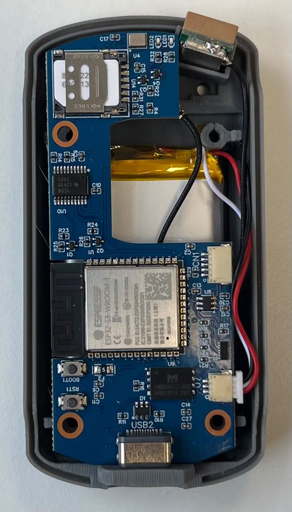 Geöffnetes Alertis Gerät mit Platine, Akku und SIM-Slot