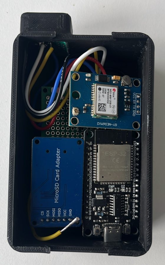 Küchenprototyp, geöffnet: ESP32-Board, GPS-Modul und microSD-Adapter